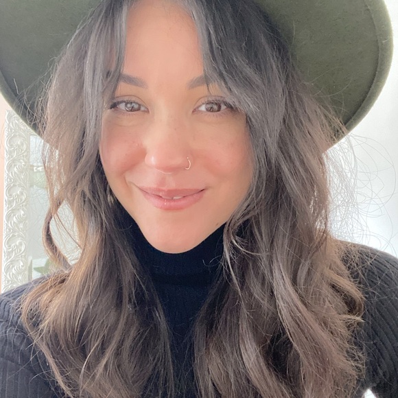 Meet your Posher, Alyssa - Picture 1 of 1